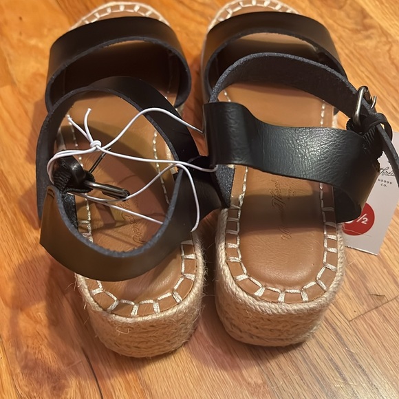 Brand new Universal Thread espadrille sandals perfectly blend comfort and style. - Picture 3 of 6
